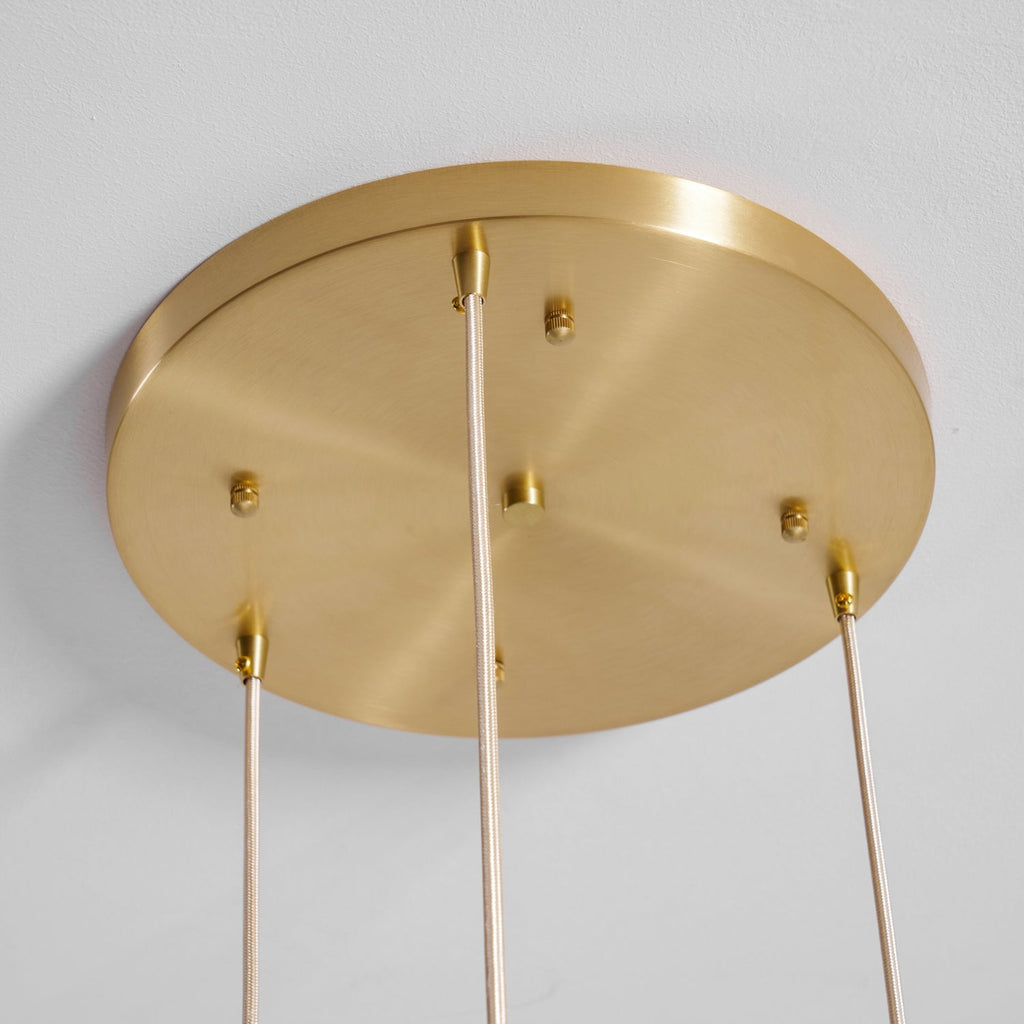 Lampada a sospensione Tala in alabastro — Cappuccio in ottone spazzolato