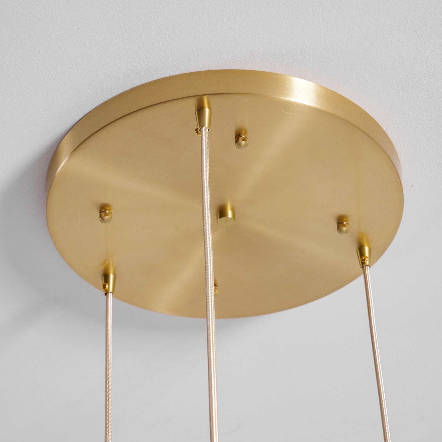 Lampada a sospensione Tala in alabastro — Cappuccio in ottone spazzolato