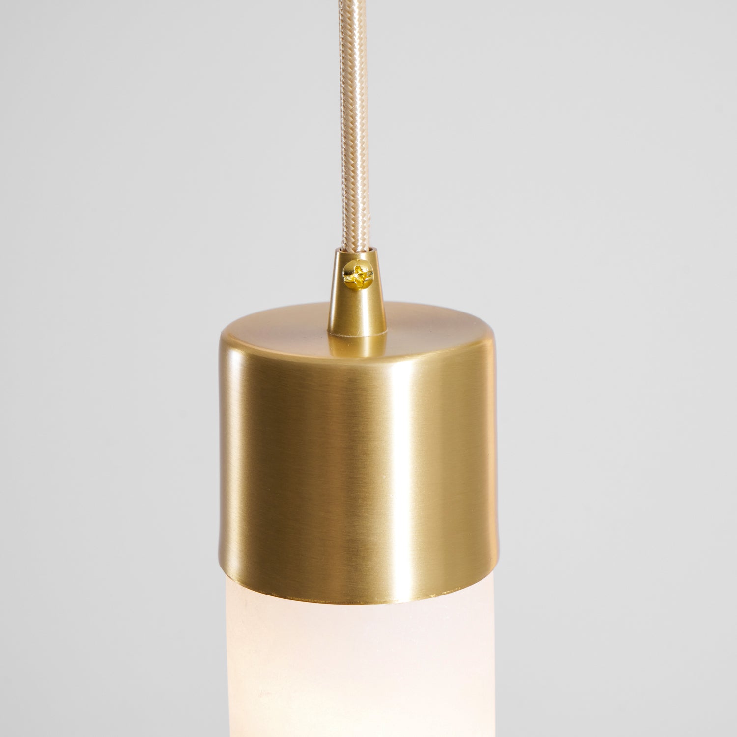 Lampada a sospensione Tala in alabastro — Cappuccio in ottone spazzolato