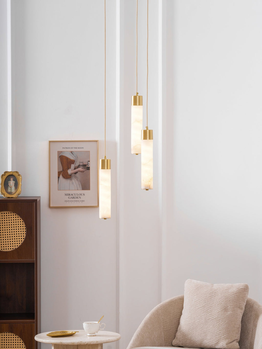 Lampada a sospensione Tala in alabastro — Cappuccio in ottone spazzolato