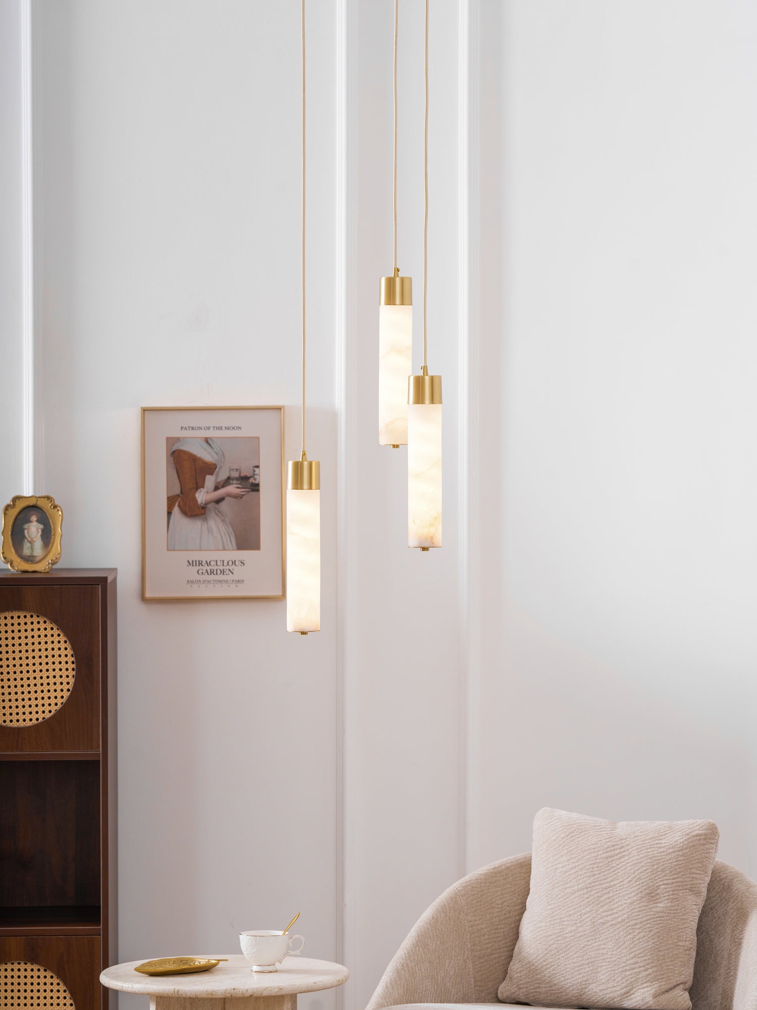 Lampada a sospensione Tala in alabastro — Cappuccio in ottone spazzolato