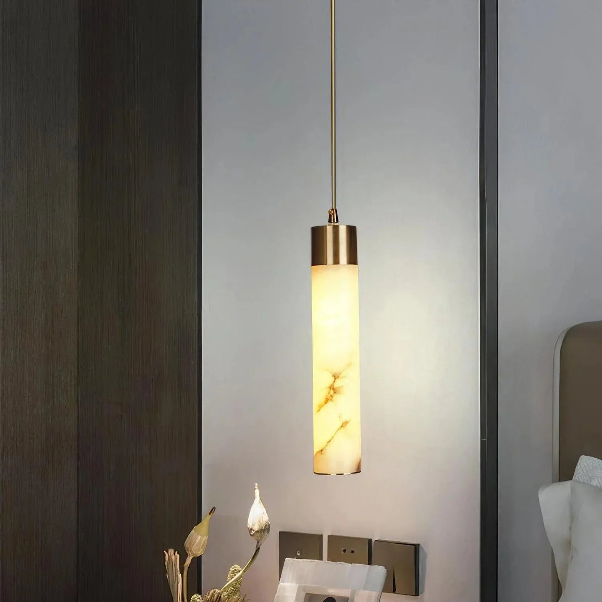 Biała wisząca lampa z alabastru Dike