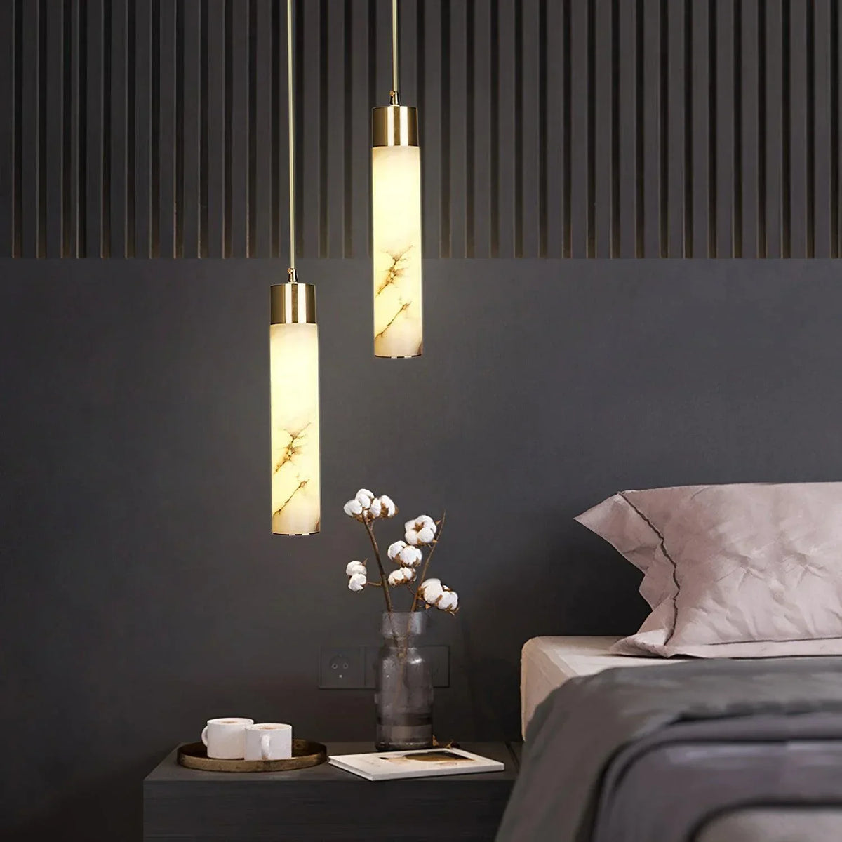 Biała wisząca lampa z alabastru Dike