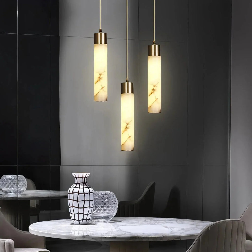 Biała wisząca lampa z alabastru Dike
