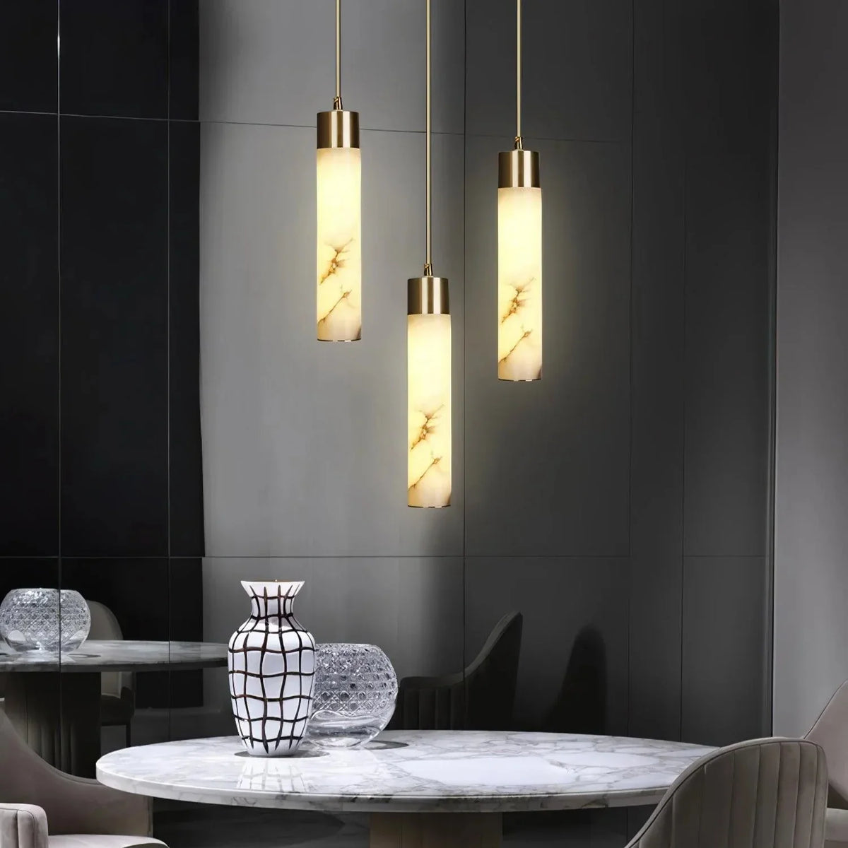 Biała wisząca lampa z alabastru Dike