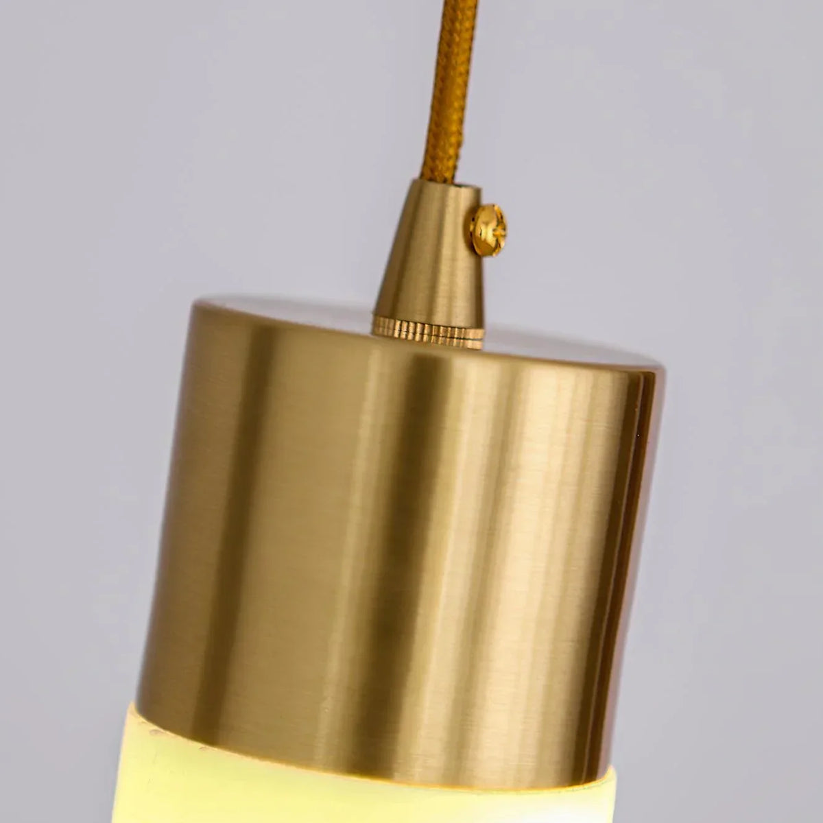 Biała wisząca lampa z alabastru Dike
