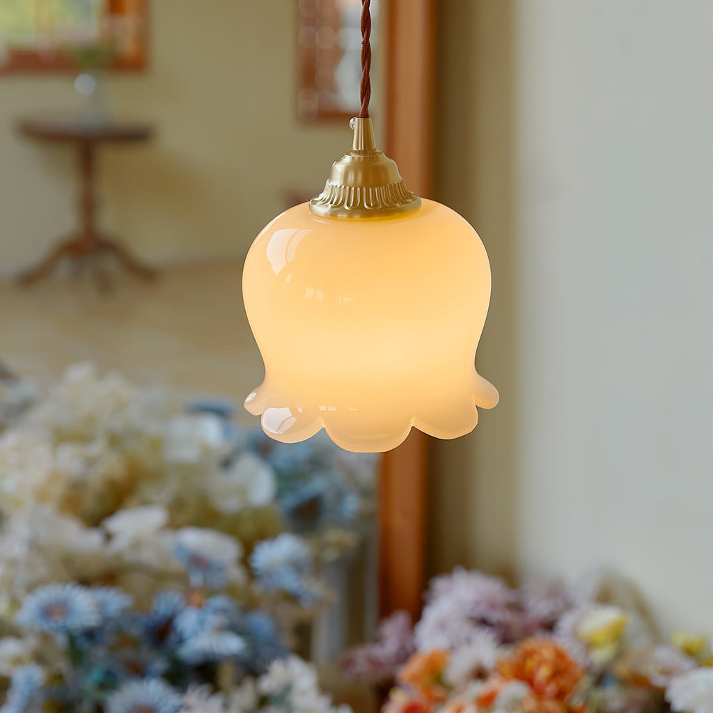 Liora hengelampe messing harpiks blomstermotiv inspirert lampe