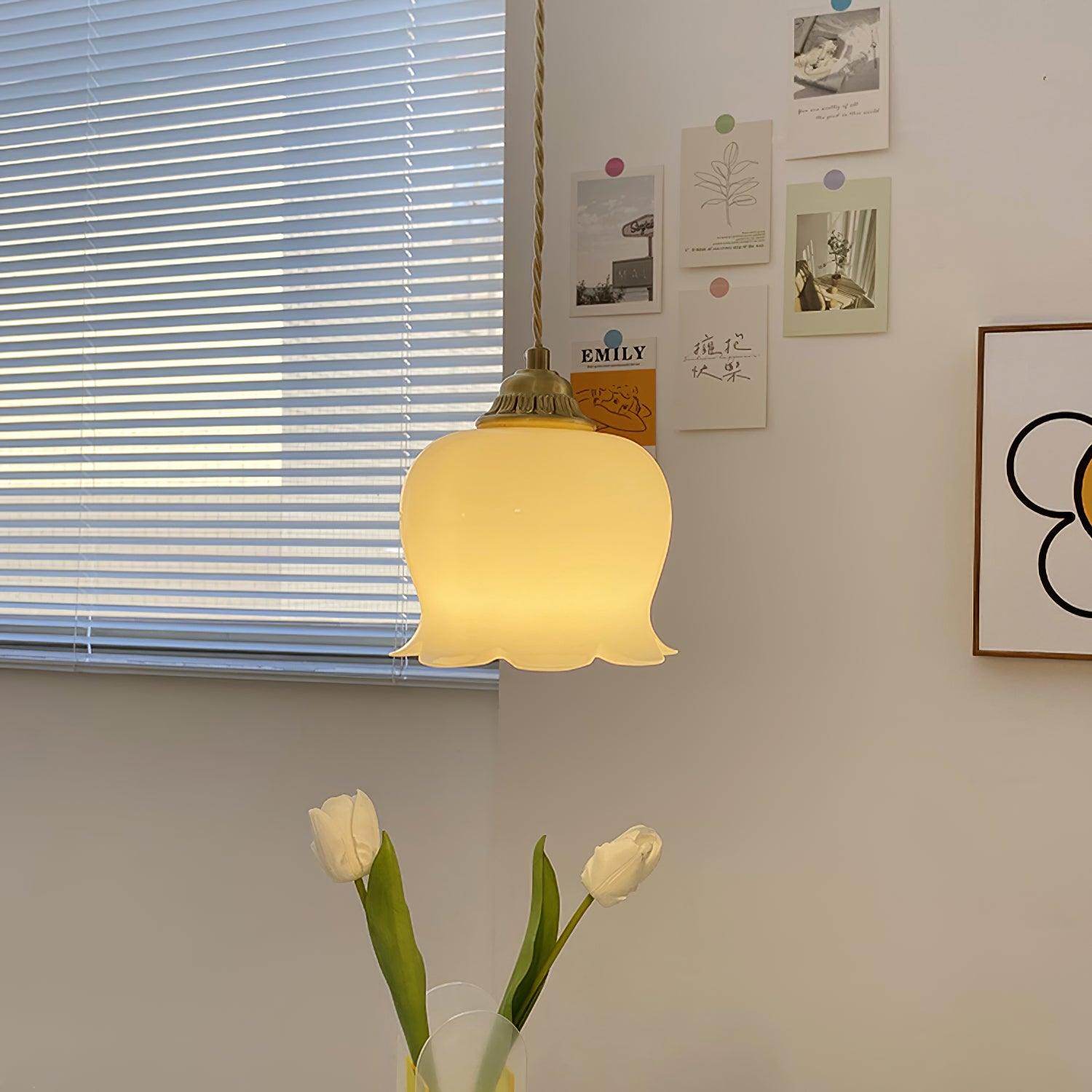 Liora hengelampe messing harpiks blomstermotiv inspirert lampe