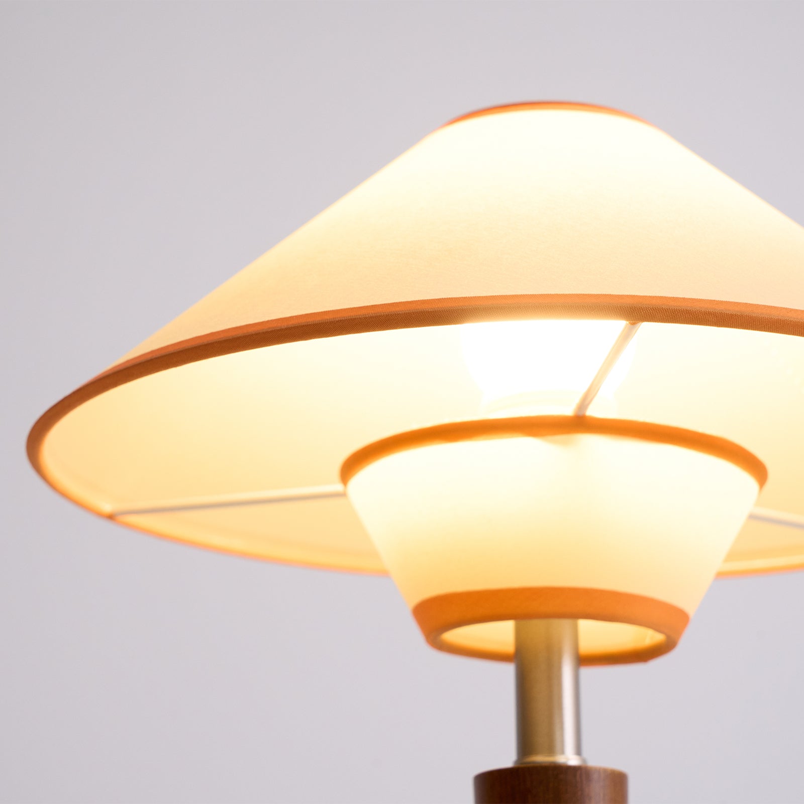 Talonwood Table Lamp — ∅11.8″ × H17.3″, Tan And Walnut Variant
