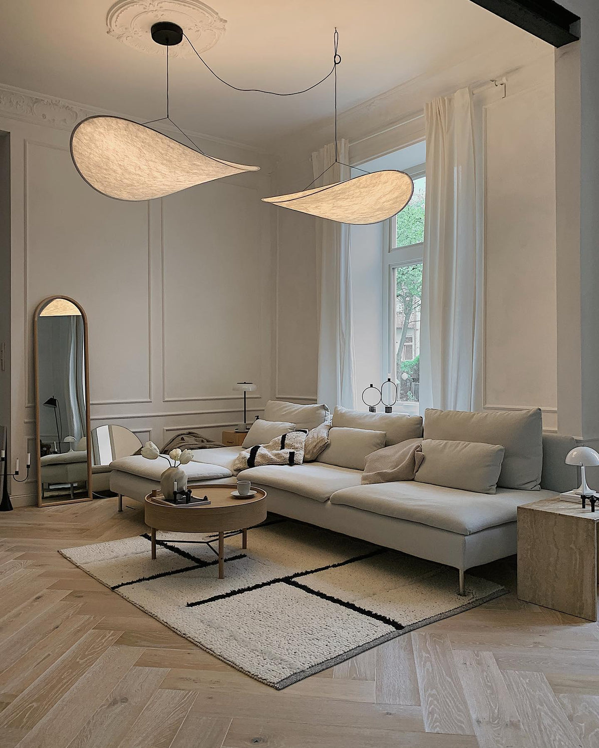 Tense Sculptural Pendant Light — Floating Silhouette & Multi Head Cluster Configuration