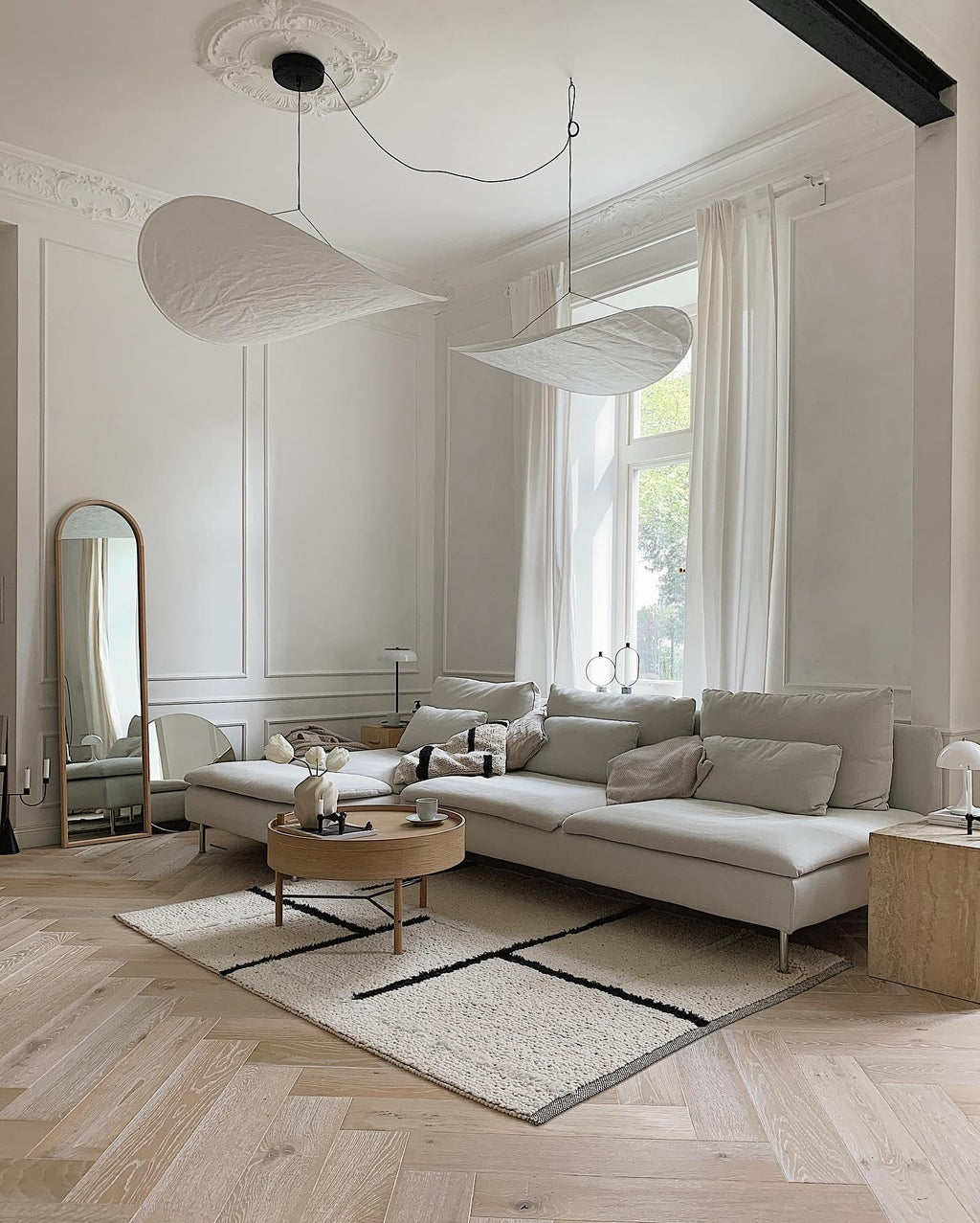 Tense Sculptural Pendant Light — Floating Silhouette & Multi Head Cluster Configuration