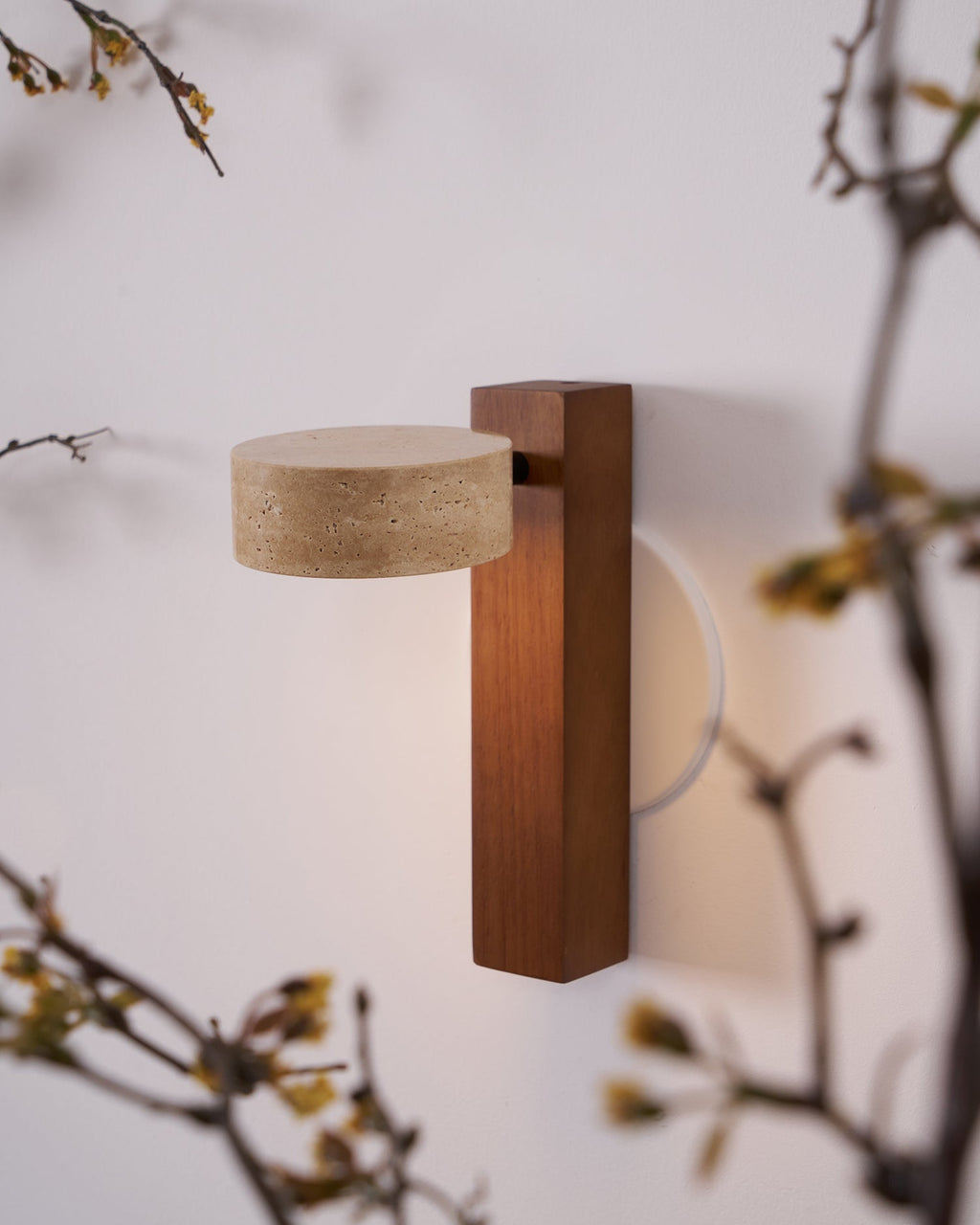 Moderní nástěnné svítidlo Grove Beam — minimalistický design, přímé světlo směřující dolů