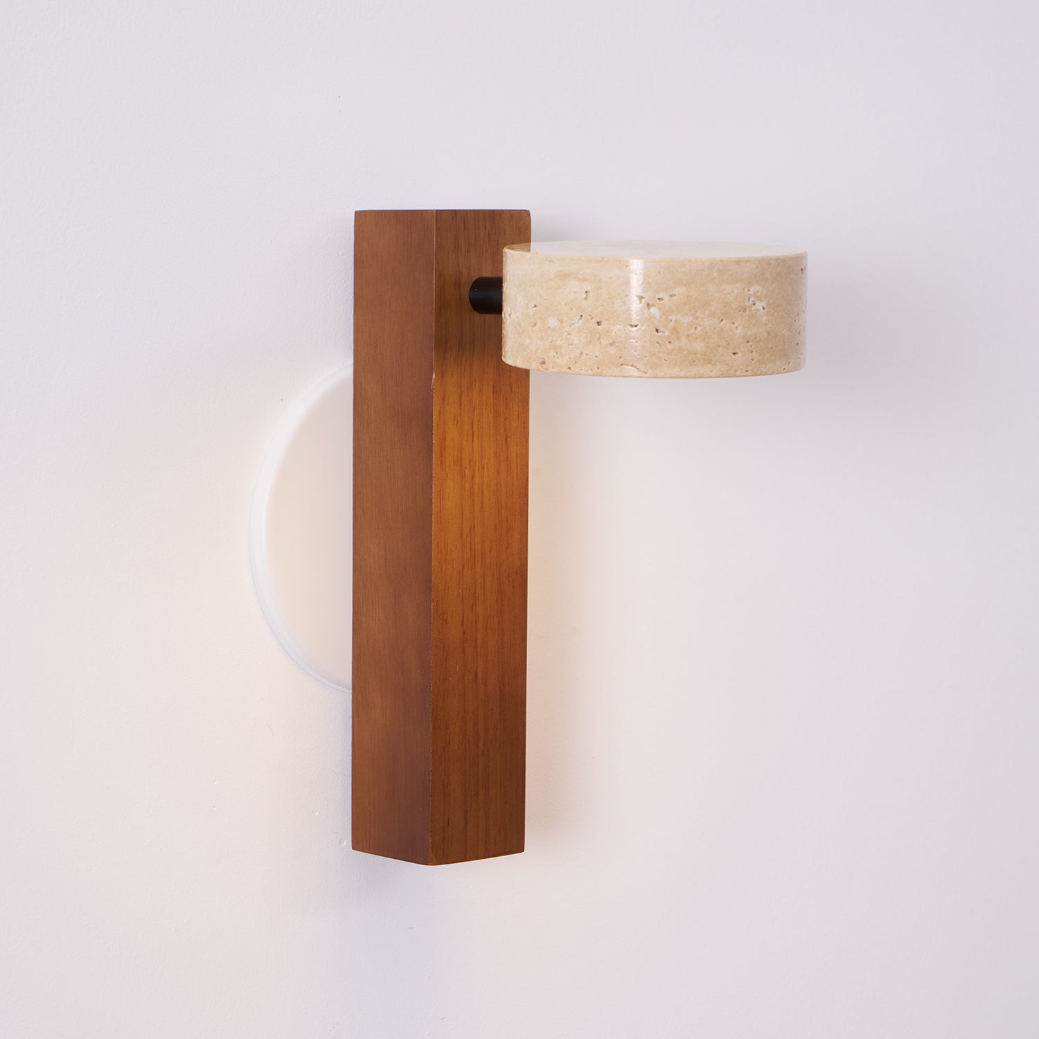 Moderní nástěnné svítidlo Grove Beam — minimalistický design, přímé světlo směřující dolů