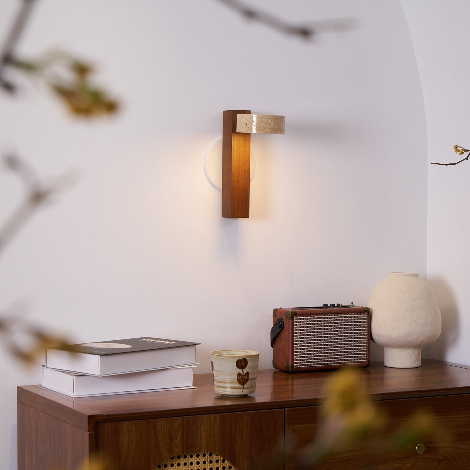 Moderní nástěnné svítidlo Grove Beam — minimalistický design, přímé světlo směřující dolů