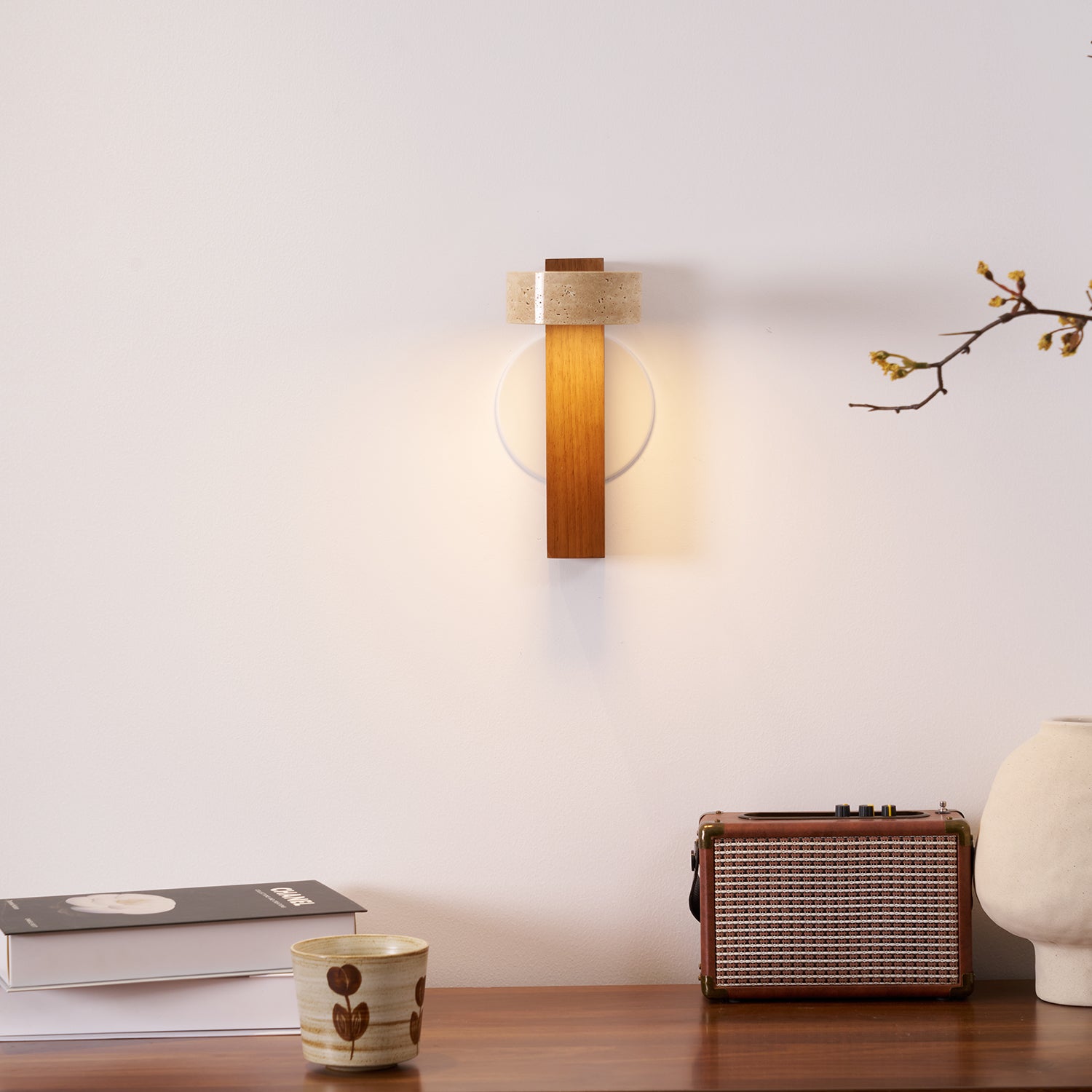 Moderní nástěnné svítidlo Grove Beam — minimalistický design, přímé světlo směřující dolů