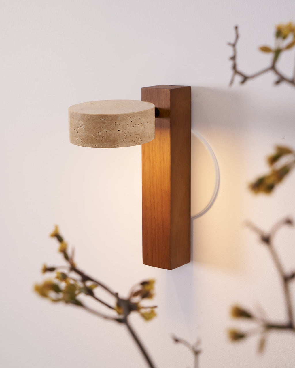 Moderní nástěnné svítidlo Grove Beam — minimalistický design, přímé světlo směřující dolů