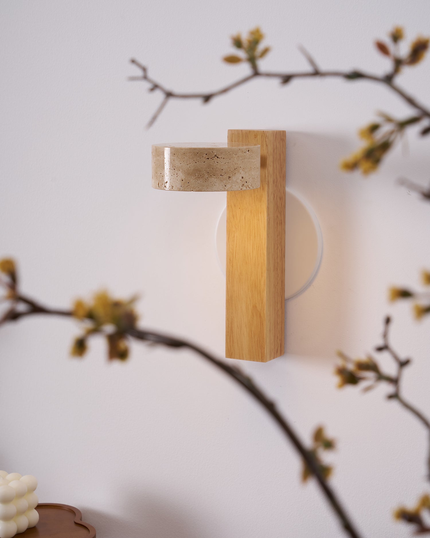 Moderní nástěnné svítidlo Grove Beam — minimalistický design, přímé světlo směřující dolů