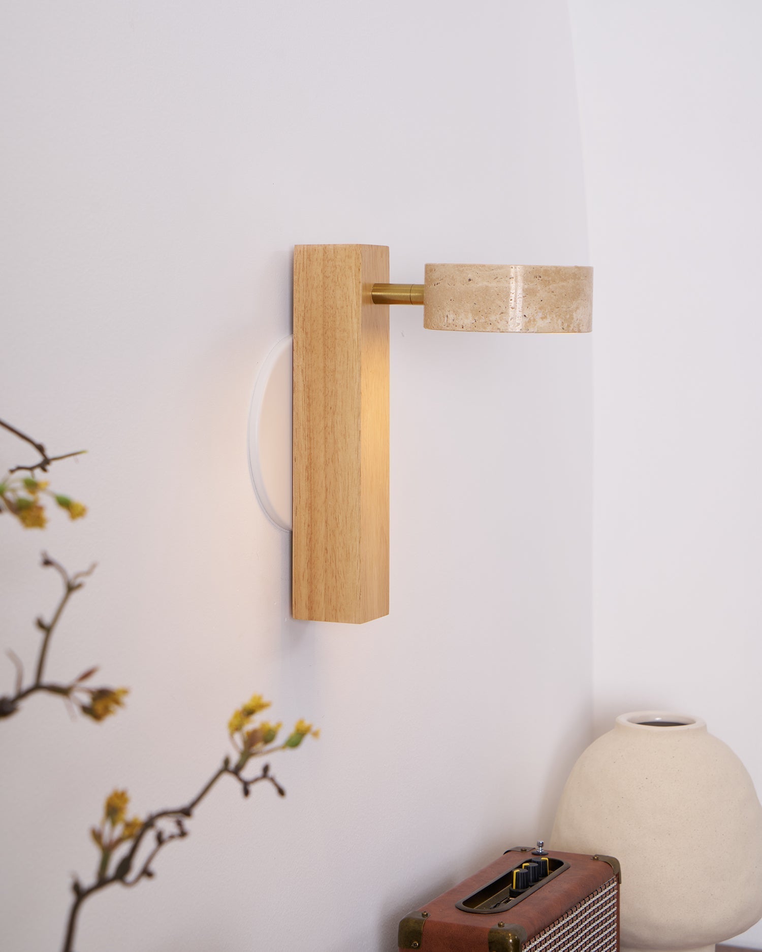 Moderní nástěnné svítidlo Grove Beam — minimalistický design, přímé světlo směřující dolů