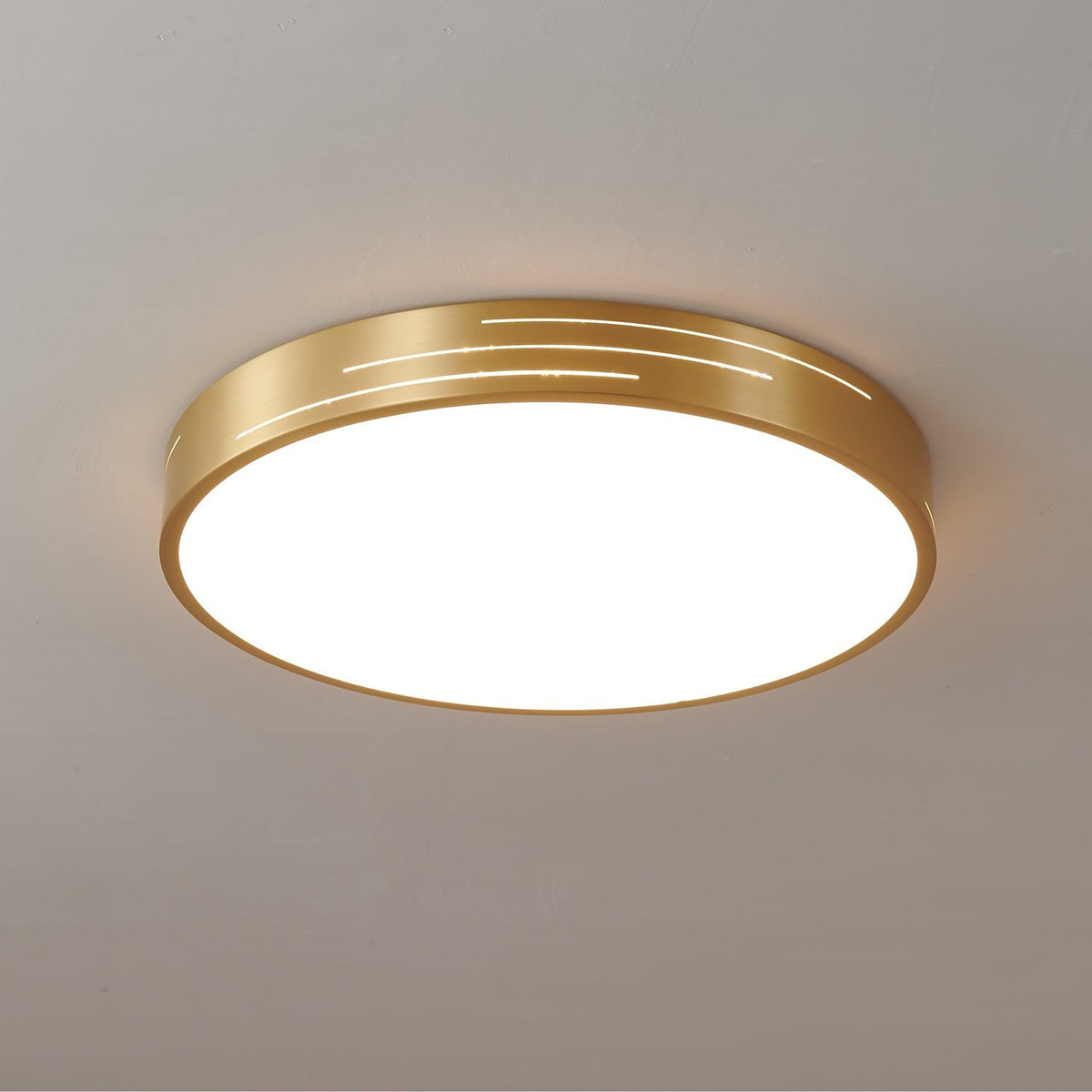 Plafoniera moderna Lustra — finiture geometriche in ottone