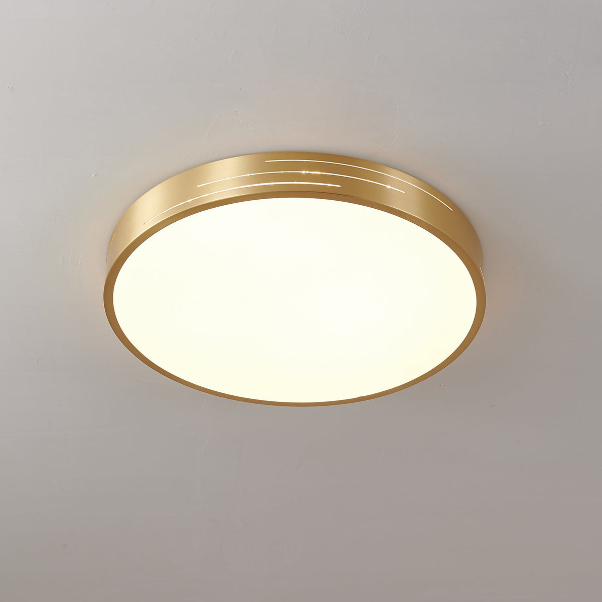 Plafoniera moderna Lustra — finiture geometriche in ottone