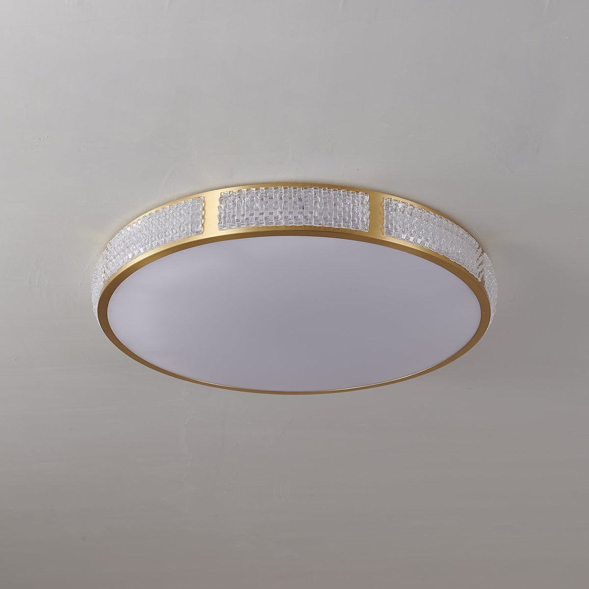 Plafoniera moderna Lustra — finiture geometriche in ottone