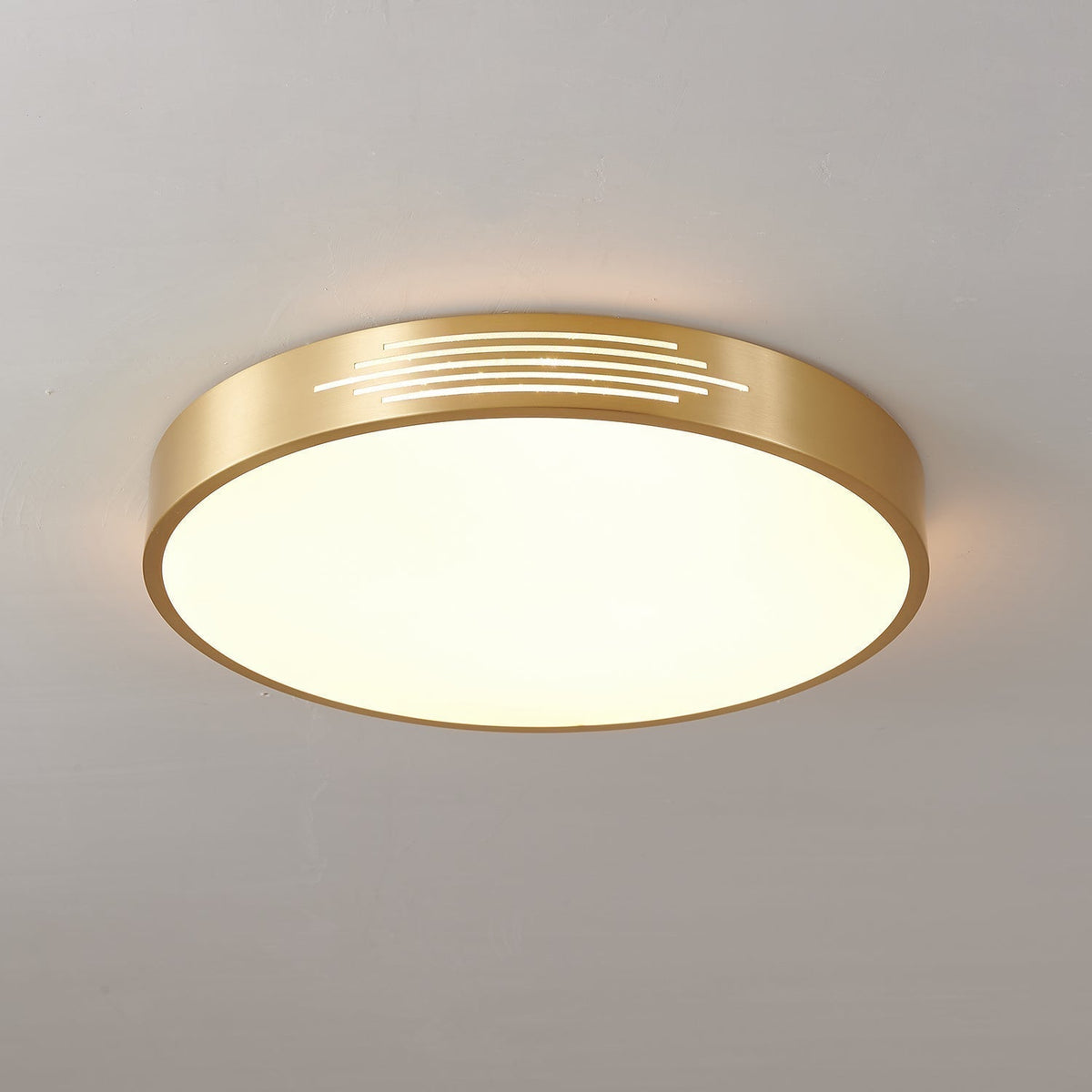 Plafoniera moderna Lustra — finiture geometriche in ottone