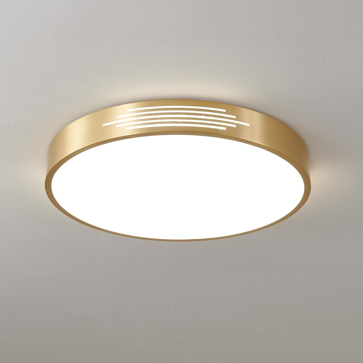 Plafoniera moderna Lustra — finiture geometriche in ottone