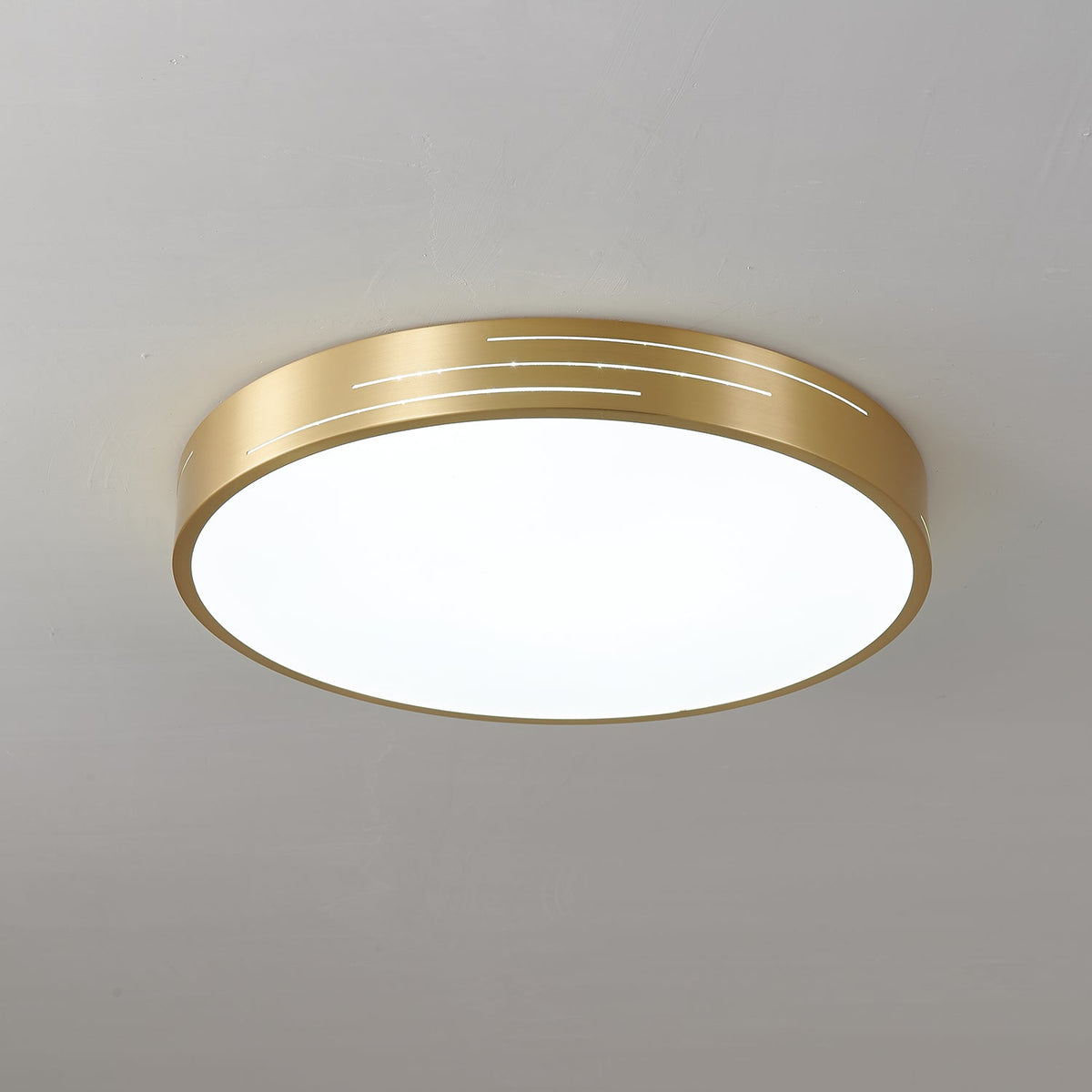 Plafoniera moderna Lustra — finiture geometriche in ottone