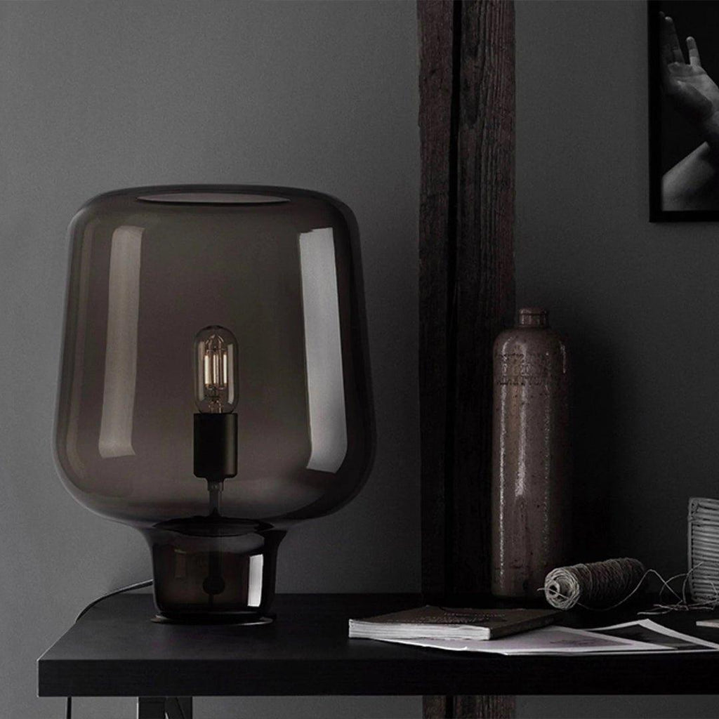 مصباح طاولة زجاجي حرفي تيُوتوني — خطوط عصرية، هيئة فانوس