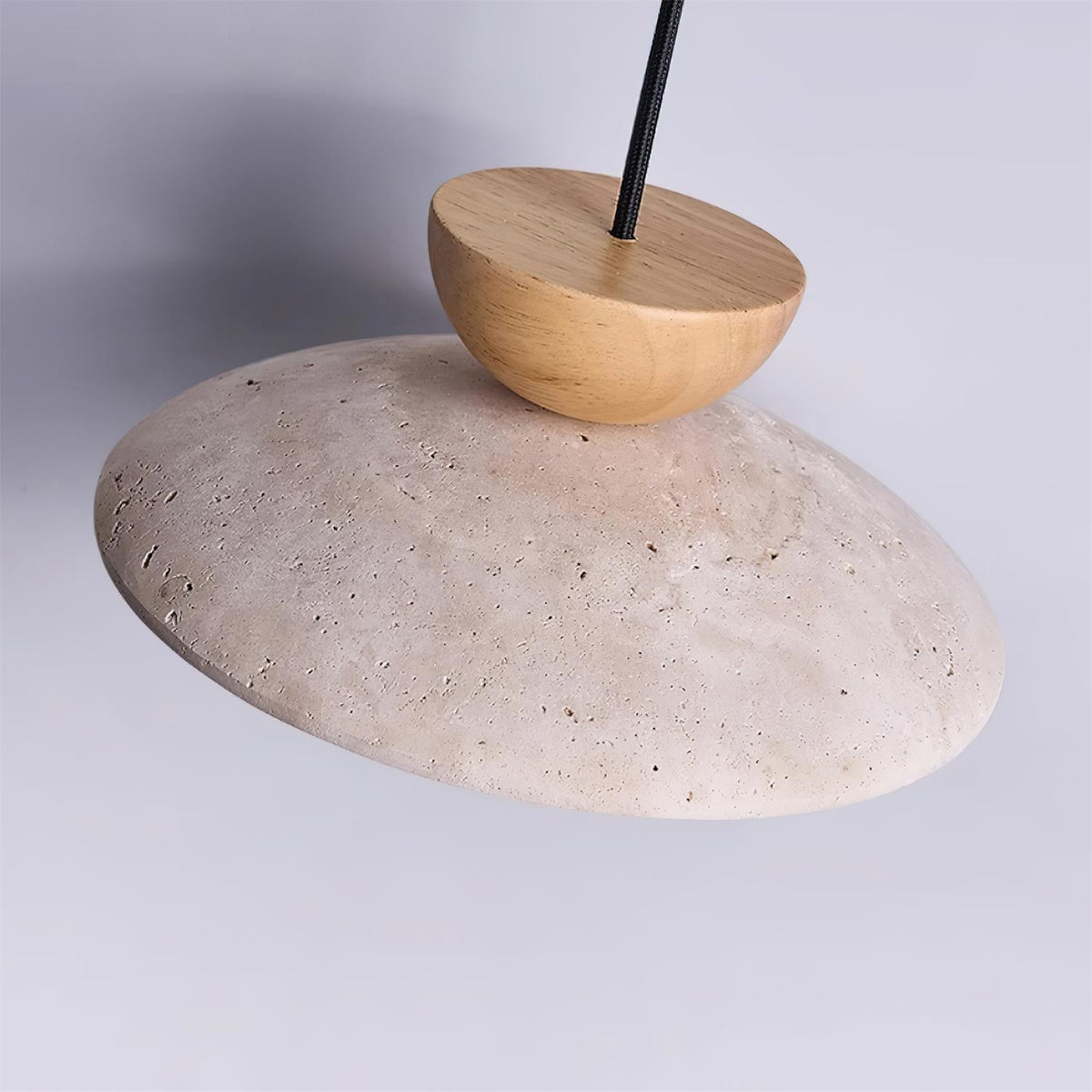 Naturalna lampa wisząca Ritta z trawertynu — nowoczesny design