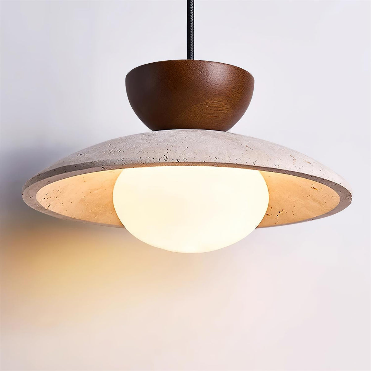Naturalna lampa wisząca Ritta z trawertynu — nowoczesny design