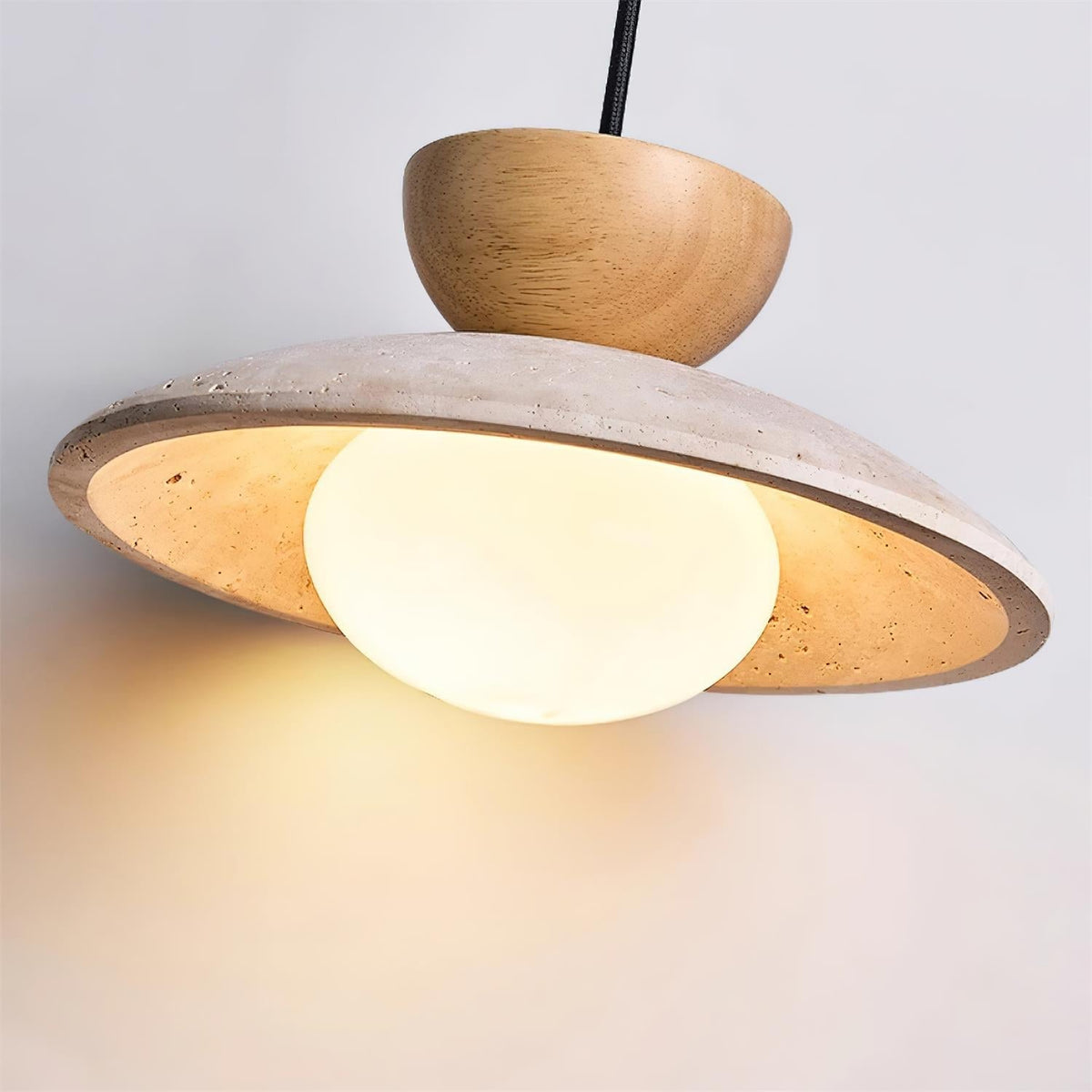 Naturalna lampa wisząca Ritta z trawertynu — nowoczesny design