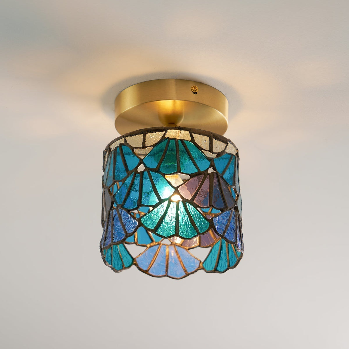 Lampada da soffitto ad aderenza Bloom — paralume in vetro colorato