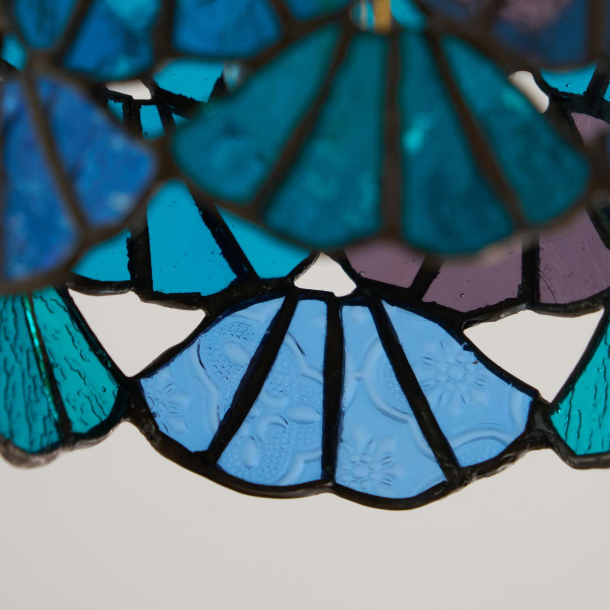 Lampada da soffitto ad aderenza Bloom — paralume in vetro colorato