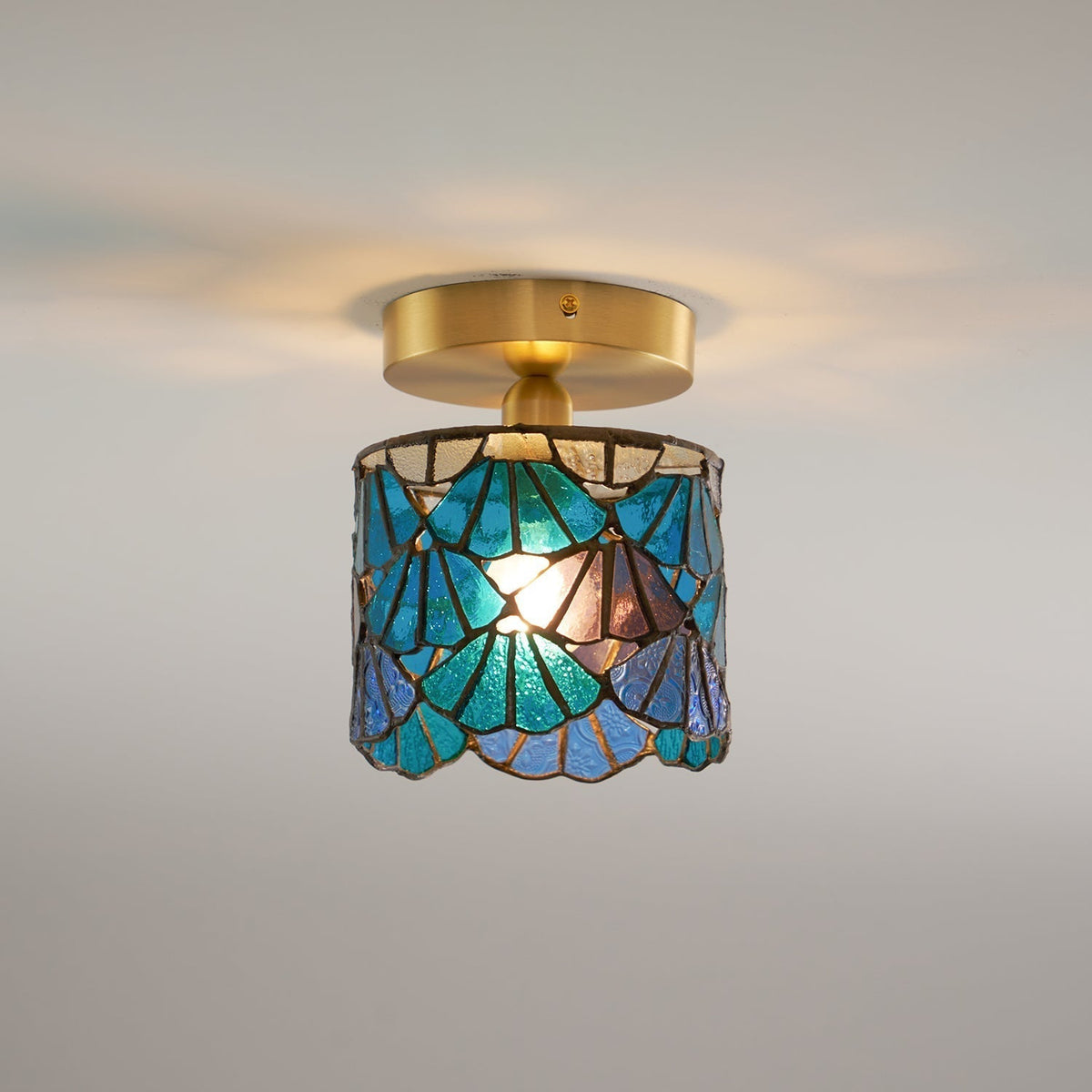 Lampada da soffitto ad aderenza Bloom — paralume in vetro colorato