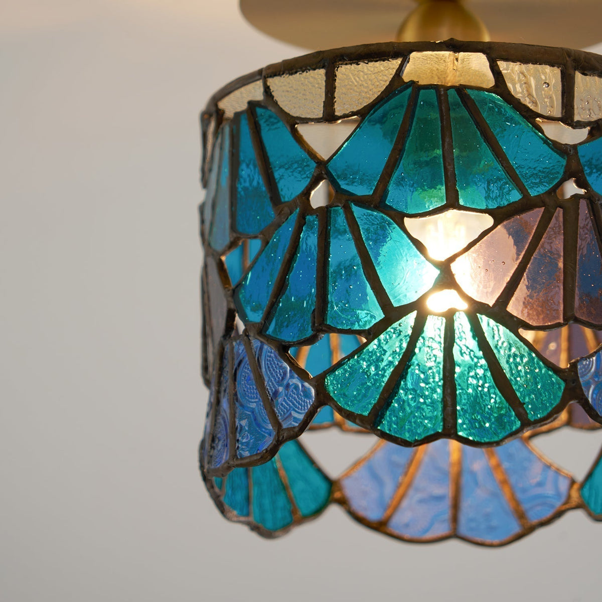 Lampada da soffitto ad aderenza Bloom — paralume in vetro colorato