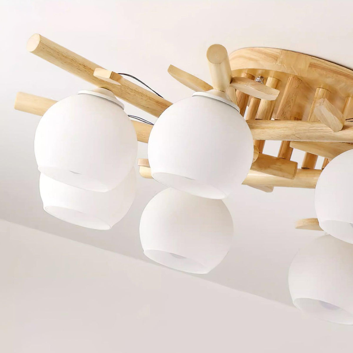 Lámpara de techo minimalista orgánica - cuerpo de madera cálida, globos de vidrio