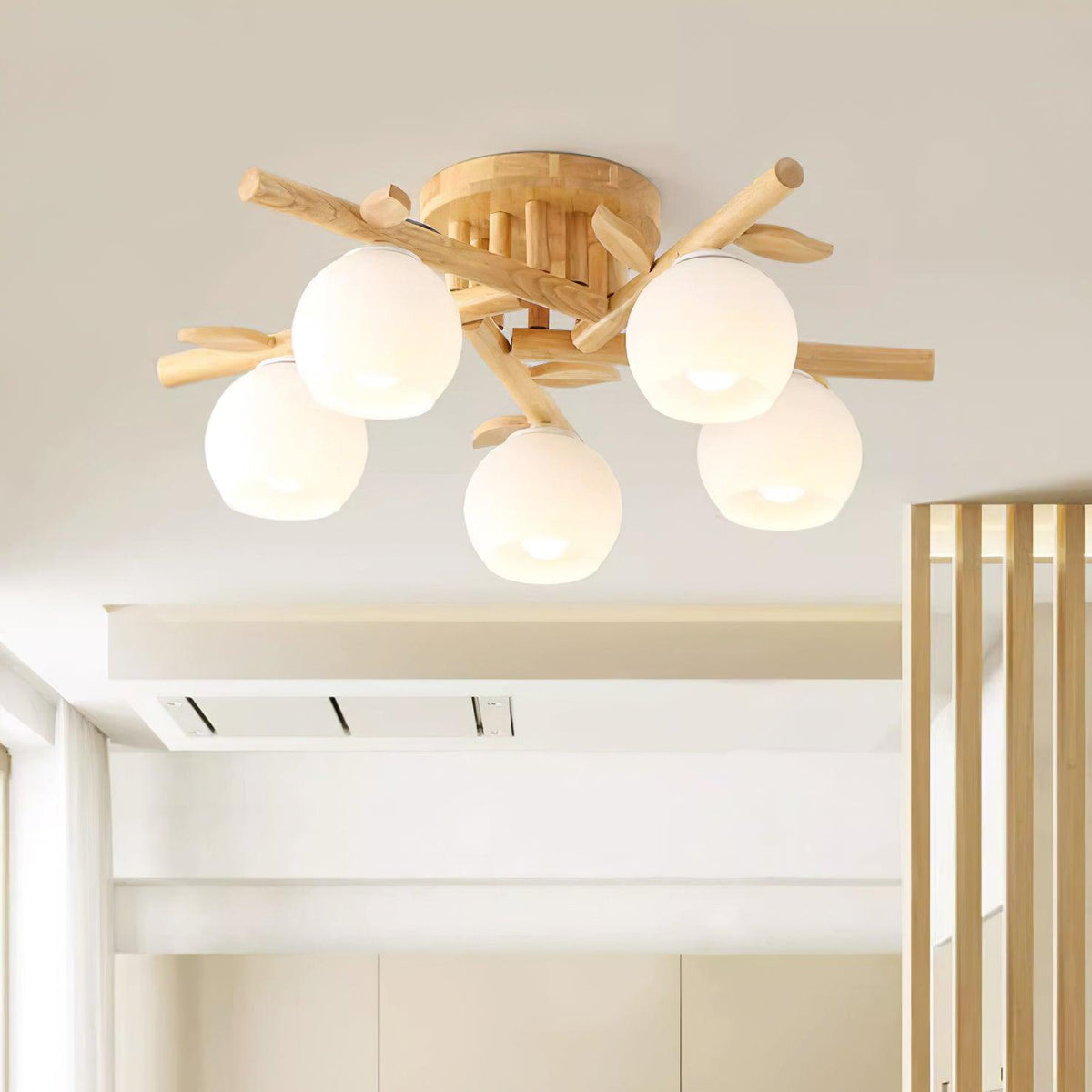 Lámpara de techo minimalista orgánica - cuerpo de madera cálida, globos de vidrio