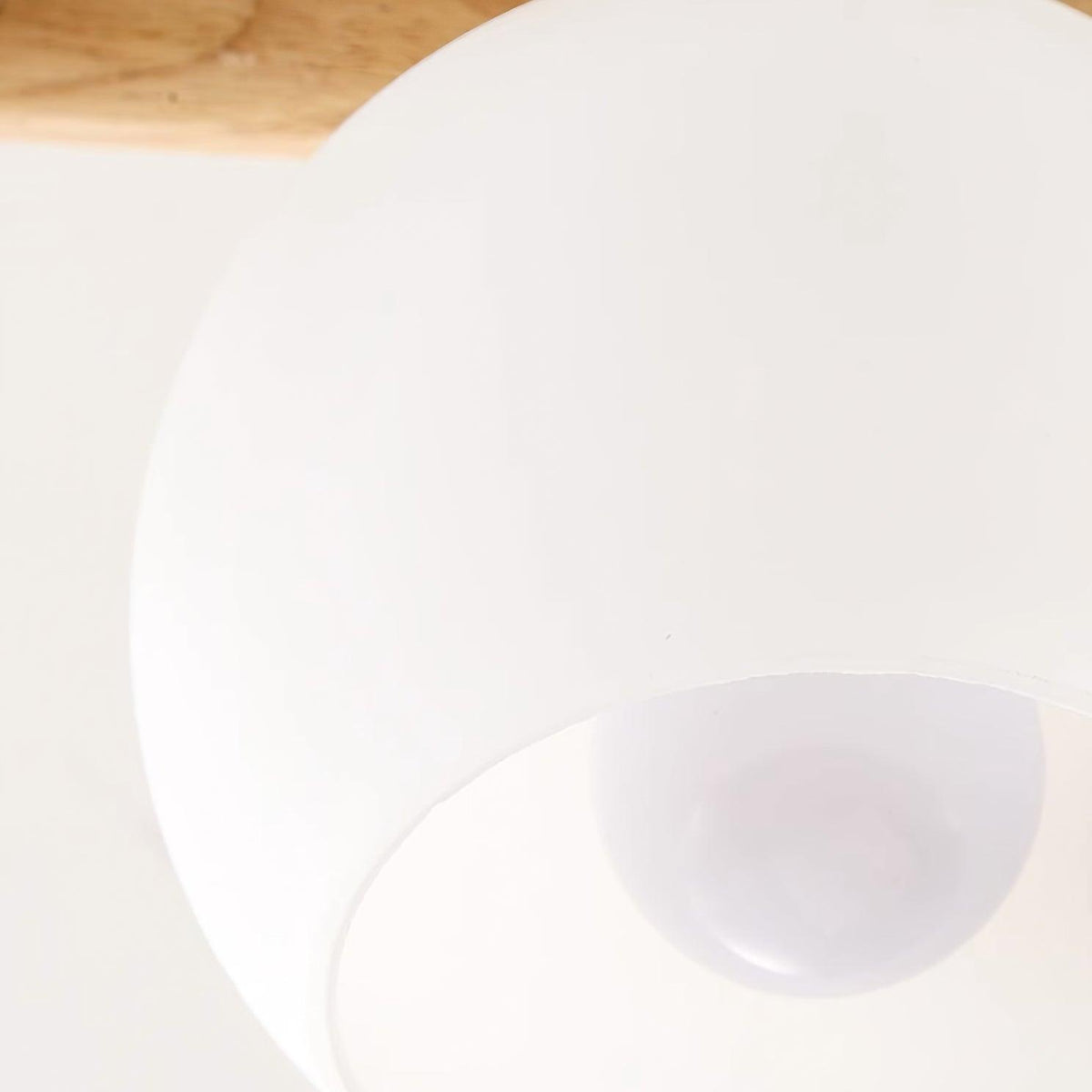 Lámpara de techo minimalista orgánica - cuerpo de madera cálida, globos de vidrio