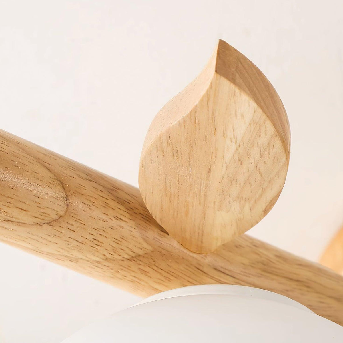 Lámpara de techo minimalista orgánica - cuerpo de madera cálida, globos de vidrio