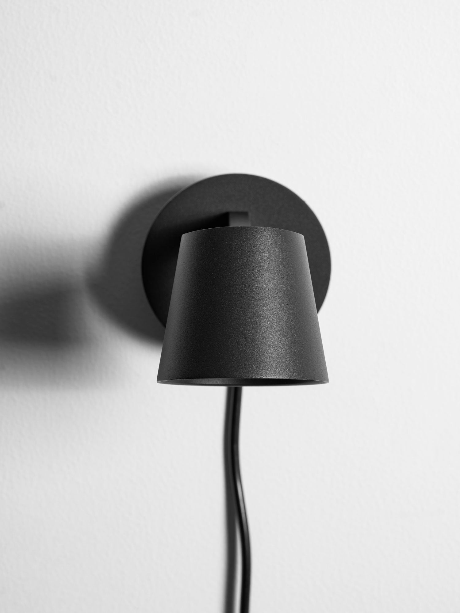 Lampada da parete Tip Plug-In — Testa e braccio regolabili, interruttore sul cavo