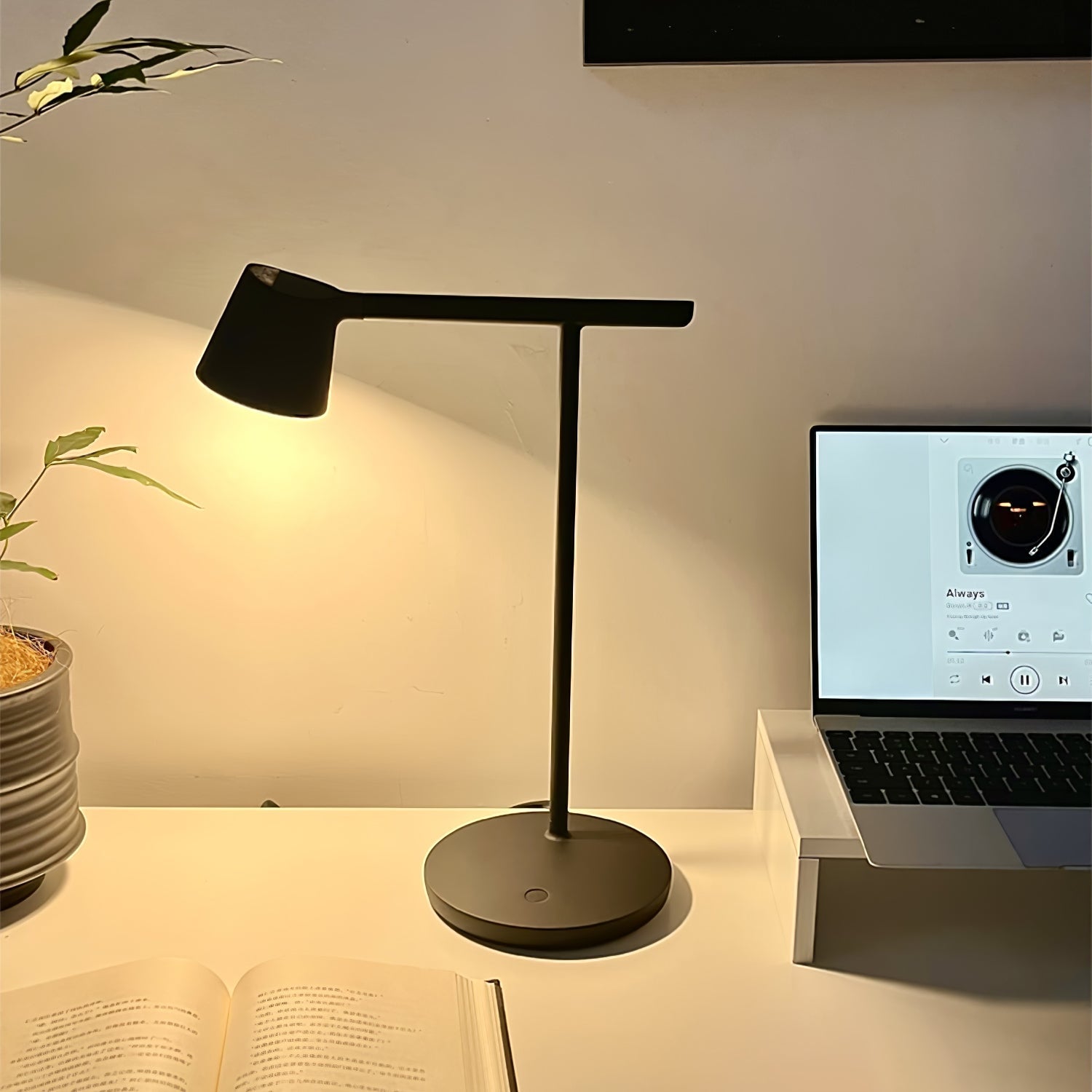 Kärnbordslampa — kompakt modern profil