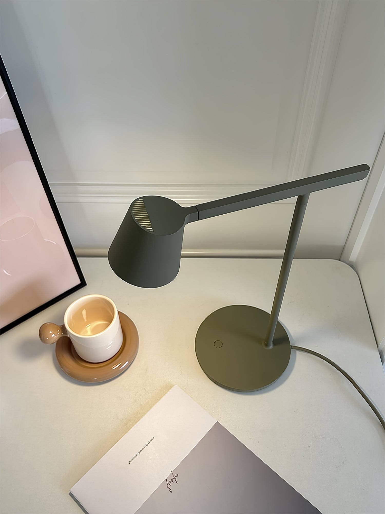 Kärnbordslampa — kompakt modern profil