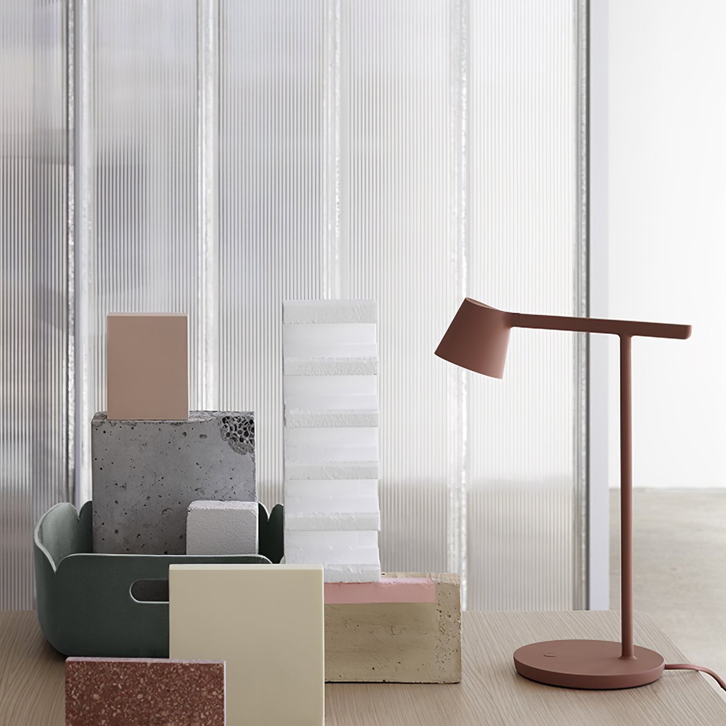 Kärnbordslampa — kompakt modern profil