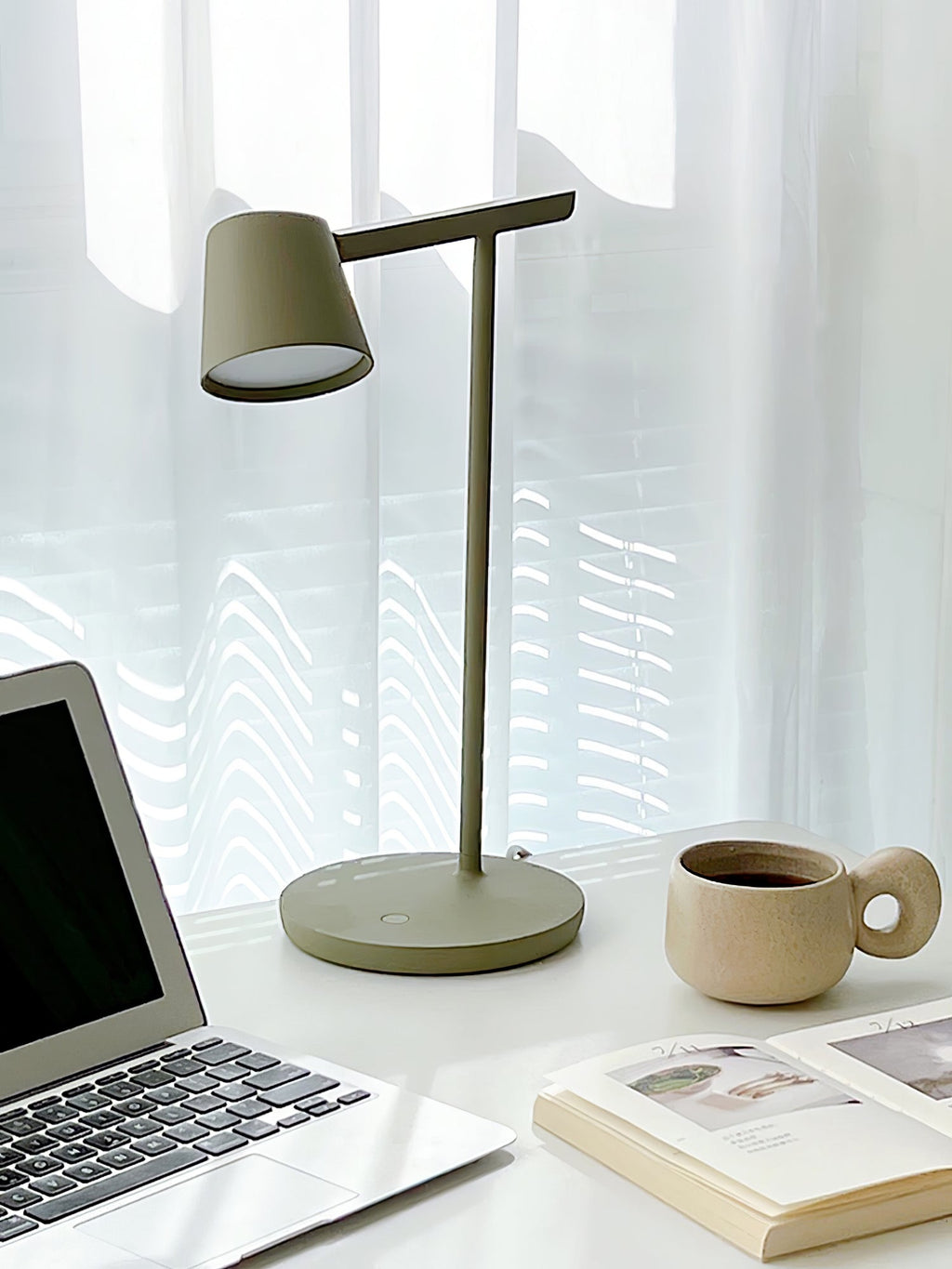 Kärnbordslampa — kompakt modern profil