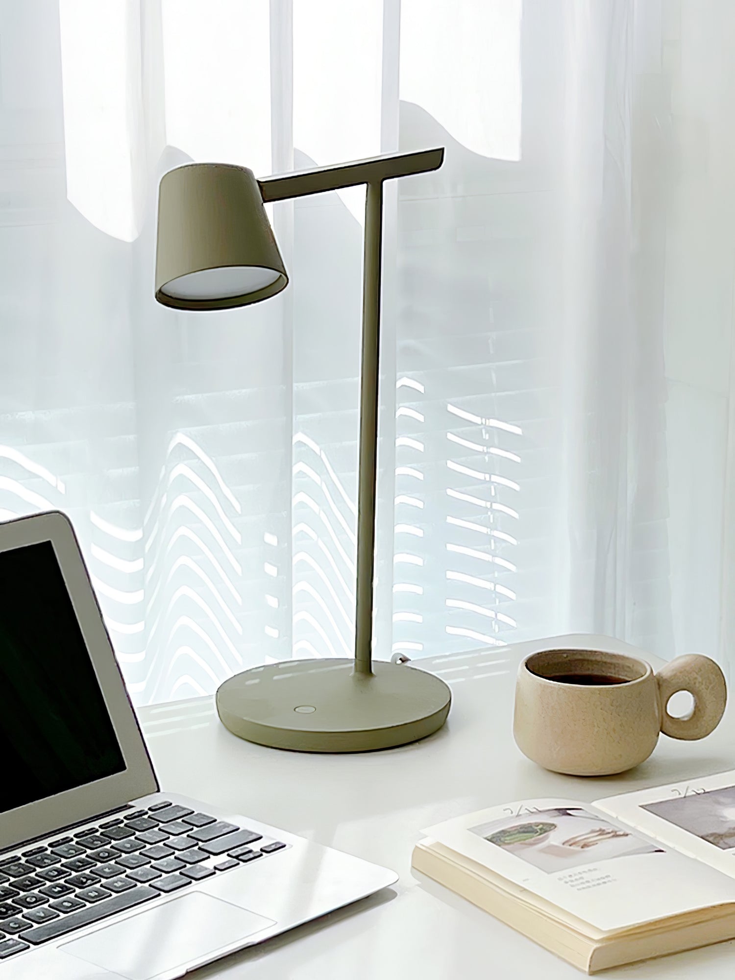 Kärnbordslampa — kompakt modern profil