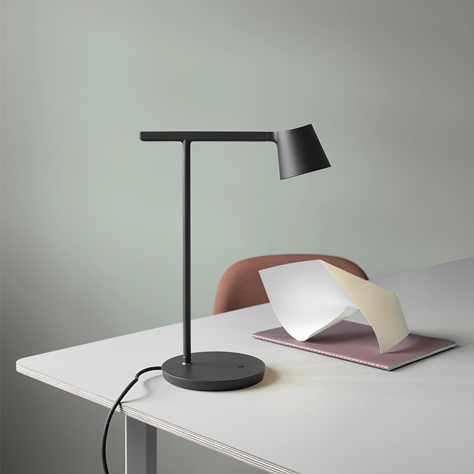 Kärnbordslampa — kompakt modern profil