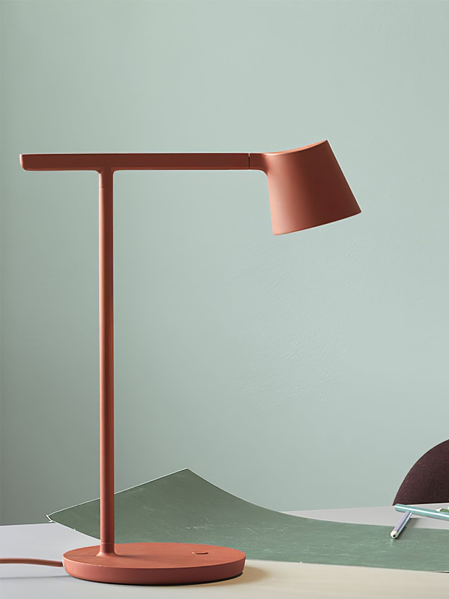 Kärnbordslampa — kompakt modern profil