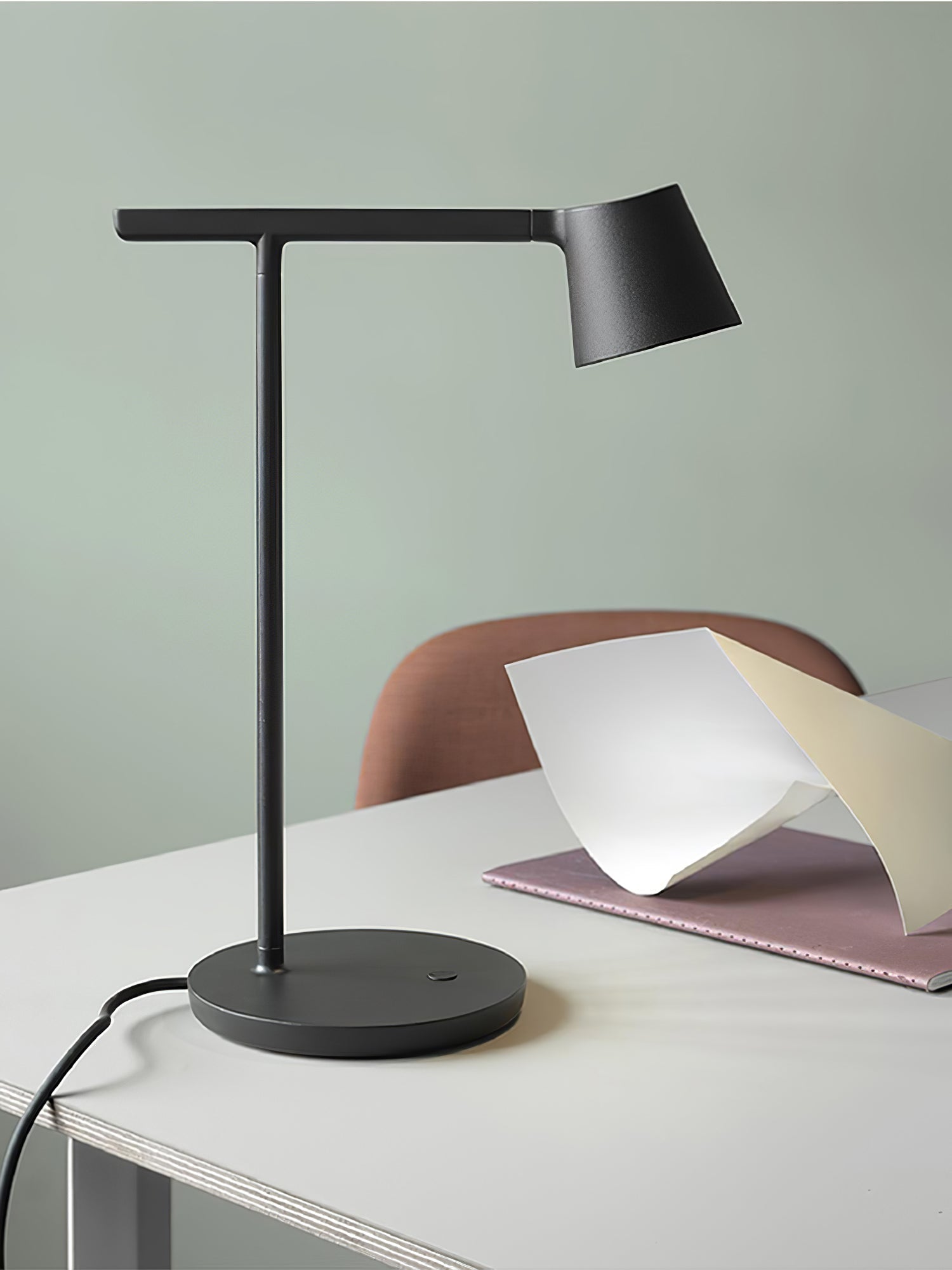 Kärnbordslampa — kompakt modern profil