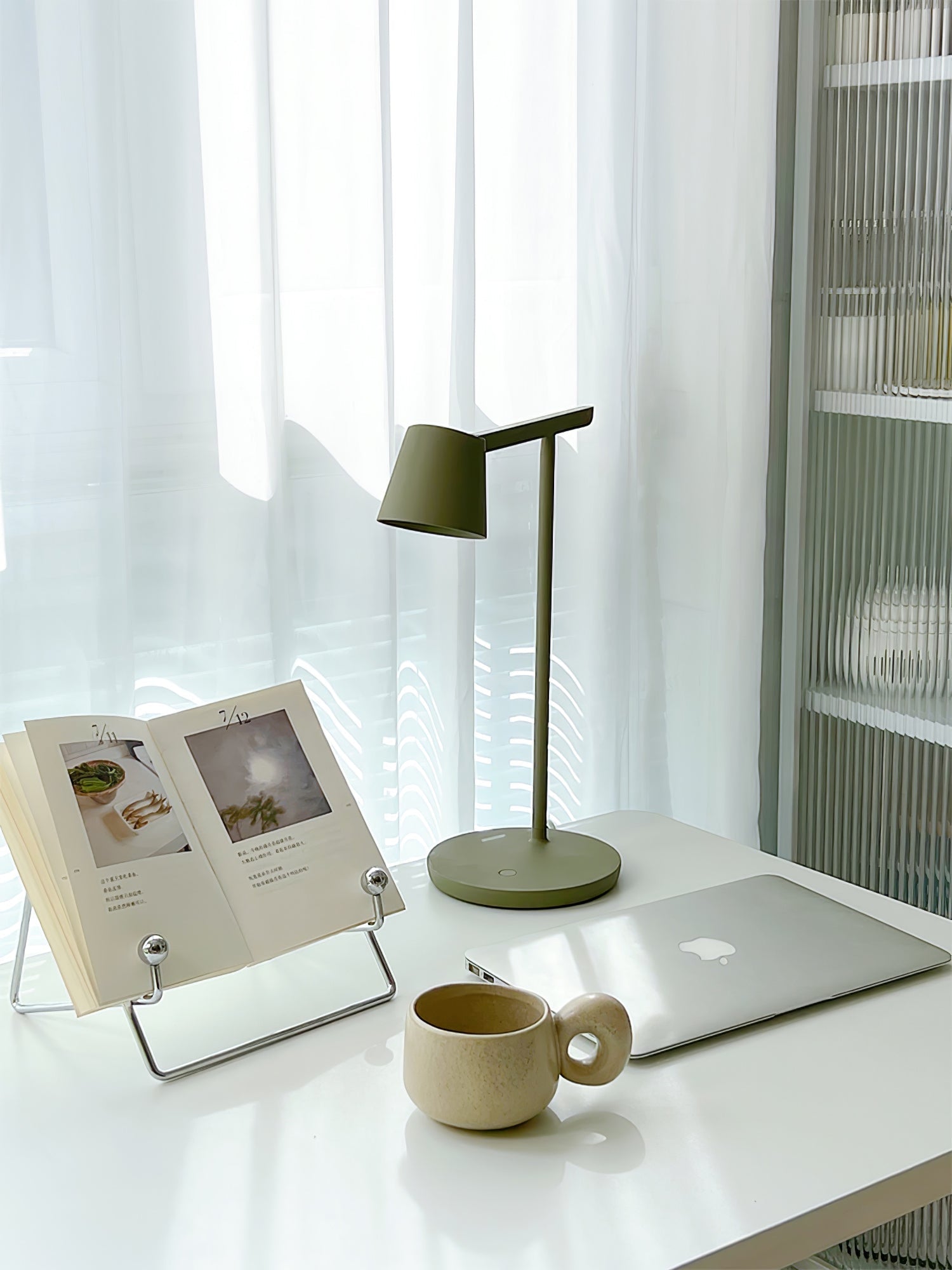 Kärnbordslampa — kompakt modern profil